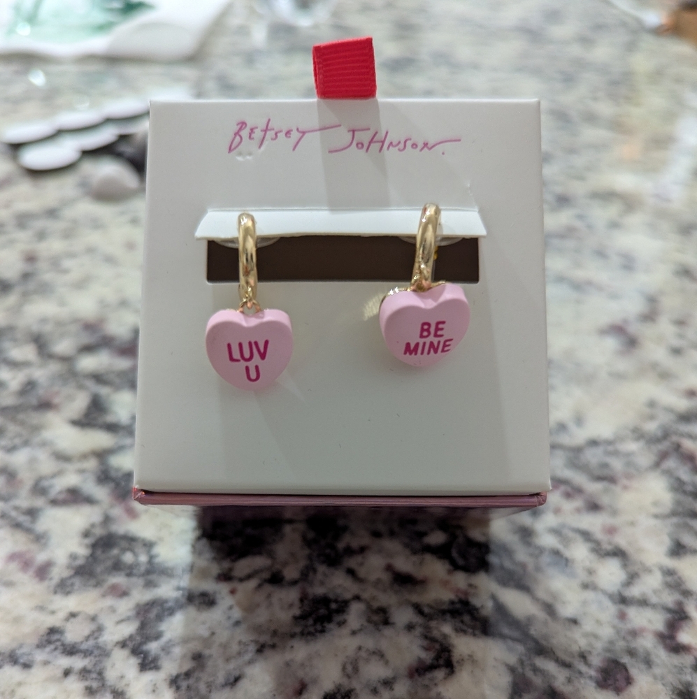 🩷🩷Betsy Johnson Think Pink Sweetheart Huggie Earrings Pink 🩷🩷